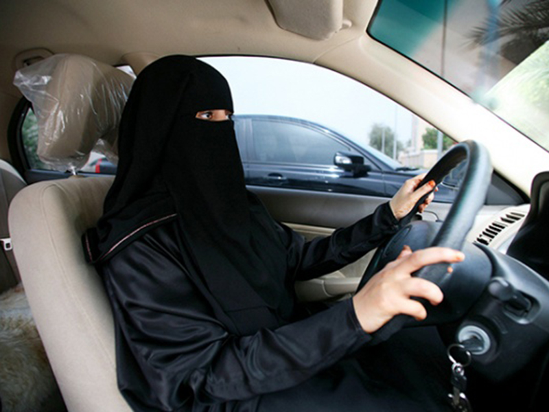 اضغط لمشاهدة الفيديو: الكشف عن عدد رخص القيادة الصادرة للنساء في المملكة العربية السعودية